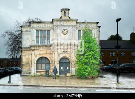 Albero di Natale, 2022, presso la Casa del mercato, un edificio a forma di croce a Rothwell, Northamptonshire, Inghilterra, costruito nel XVI secolo da Tresham, Foto Stock