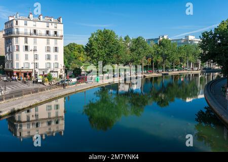 Case lungo il Canal Saint Martin, Paris, Francia Foto Stock