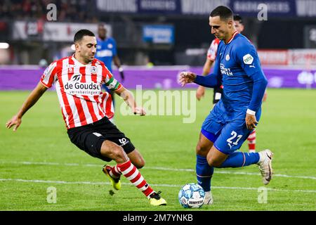 10-01-2023: Sport: Sparta contro PSV (KNVB beker) ROTTERDAM, PAESI BASSI - GENNAIO 10: Anwar El Ghazi (PSV Eindhoven) e Adel Auassar (Sparta Rotterdam) Foto Stock