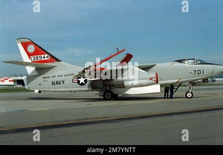 Vista laterale destra di un aereo Skywarrior KA-3B parcheggiato. L'aeromobile sarà utilizzato dal neoistituito Tactical Electronic Warfare Squadron 34 (VAQ-34). Base: Naval Air Station, Point Mugu Stato: California (CA) Paese: Stati Uniti d'America (USA) Foto Stock