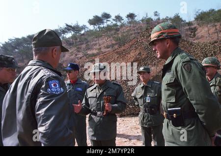 Il generale Kim Yoon ho, centro, presidente dei capi DI STATO e di governo congiunti, Corea del Sud, visita il quartier generale principale della divisione fanteria 25th accompagnato dal generale William H. Schneider, a destra, comandante della divisione fanteria 25th, durante l'esercizio congiunto coreano/Stati Uniti SQUADRA SPIRITO `83. Subject Operation/Series: TEAM SPIRIT '83 base: Hongchon Paese: Repubblica di Corea (KOR) Foto Stock