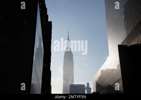 Vista suggestiva dell'Empire state Building su 34th Street, Midtown Manhattan New York USA Foto Stock