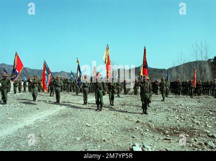 Il maggiore Generale William H. Schneider (centro), Comandante, 25th° Divisione Fanteria, saluta mentre gli Anterni nazionali coreani e statunitensi vengono disputati durante la cerimonia di controllo operativo per la squadra di allenamento CONGIUNTA ROK/US SPIRIT '83. Subject Operation/Series: TEAM SPIRIT '83 base: Hongchon Paese: Repubblica di Corea (KOR) Foto Stock