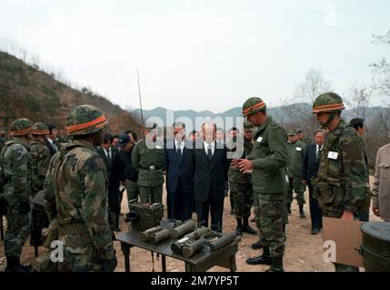 Repubblica di Corea il presidente Chun Doo Hwan (al centro) vede un'esposizione di attrezzature tattiche come il generale William H. Schneider, comandante della Divisione di Fanteria 25th lo accompagna in un tour della sede della Divisione di Fanteria 25th durante la formazione congiunta ROK/US esercizio DI SQUADRA SPIRITO `83. Subject Operation/Series: TEAM SPIRIT '83 base: Hongchon Paese: Repubblica di Corea (KOR) Foto Stock