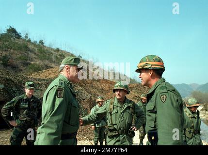 Il tenente generale Alexander M. Weyand (a sinistra), comandante, IX Corps, Giappone, parla con il maggiore generale William H. Schneider, comandante, 25th° Divisione di Fanteria, mentre in visita alla 25th° sede della Divisione di Fanteria durante la formazione congiunta ROK/US Exerc. Subject Operation/Series: TEAM SPIRIT '83 base: Hongchon Paese: Repubblica di Corea (KOR) Foto Stock