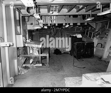 Una vista interna della sala tattica di sonar/thermograph dell'array trainato sulla fregata missilistica guidata USS VANDERGRIFT (FFG 48) al completamento del 40%. Base: Seattle Stato: Washington (WA) Paese: Stati Uniti d'America (USA) Foto Stock