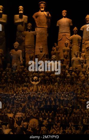 Figura in terracotta dell'uomo, dio, statua, santo con mano sollevata. Reperti archeologici di Cipro che si estendono per un periodo di oltre 7.000 anni – da St Foto Stock