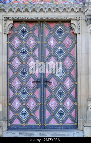 Portail Nord de la Basilique Saint Pierre et Saint Paul (Bazilika svateho Petra a Pavla). Vysehrad. Praga. Tchèquie. Europa. Foto Stock