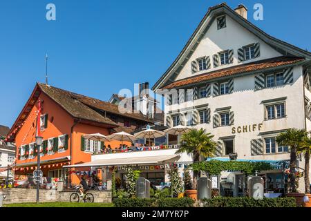 RISTORANTE E TERRAZZA NEL CENTRO STORICO DI ZUG, PARADISO FISCALE, CANTONE DI ZUG, ZUG, SVIZZERA Foto Stock