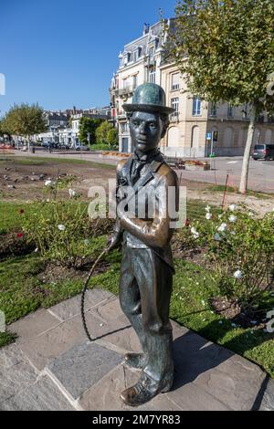 STATUA DI CHARLIE CHAPLIN NEL SUO RUOLO BEN NOTO DELLA RAMPA NEL CENTRO DELLA CITTÀ DI VEVEY, LE RIVE DEL LAGO DI GINEVRA, CINEMA, VEVEY, CANTON VAUD, SVIZZERA Foto Stock