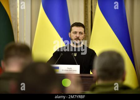 LEOPOLI, UCRAINA - 11 GENNAIO 2023 - il Presidente dell'Ucraina Volodymyr Zelenskyy partecipa a una conferenza stampa in seguito al vertice del Triangolo di Lublino del 2nd a Leopoli, Ucraina occidentale. Foto Stock