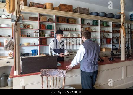 Il cliente presso il negozio GRANT, re Landing, storico villaggio anglofoni, il principe William parrocchia, Fredericton, New Brunswick, Canada, AMERICA DEL NORD Foto Stock