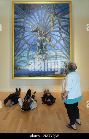 I VISITATORI SONO A TERRA PER AMMIRARE IL DIPINTO SANTIAGO EL GRANDE, SALVADOR DALI, LA RAPPRESENTAZIONE MONUMENTALE DELL'APOSTOLO SAN GIACOMO, LA GALLERIA D'ARTE BEAVERBROOK, FREDERICTON, IL NUOVO BRUNSWICK, CANADA Foto Stock