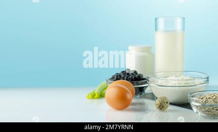 Cibo con calcio per salute ossa e articolazioni. Prodotti ricchi di calcio, integratori e pellicole radiografiche su tavolo bianco. Mangiare sano. Cibo per sano b Foto Stock