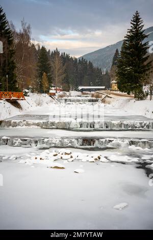 Fiume di Elba congelato a Spindleruv Mlyn in inverno. Città montana vicino a Hradec Kralove, repubblica Ceca Foto Stock