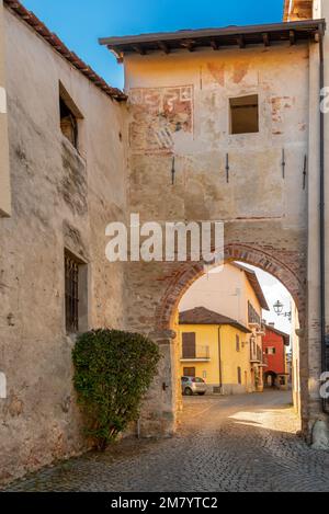 Peveragno, Cuneo, Italia - 09 gennaio 2023: Arco del Ricetto antico portale d'ingresso al castrum (rifugio) di origine medievale (14th ° secolo) in Foto Stock