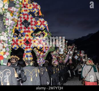 La mattina presto perchten marcia nella Valle austriaca Gastein Foto Stock