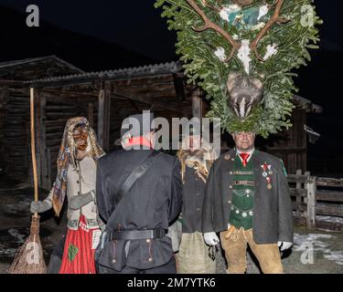 Un gruppo di personaggi della processione di Perchts nella Valle austriaca di Gastein Foto Stock