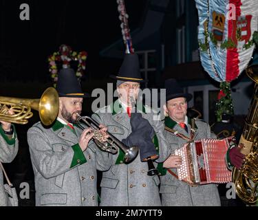 Un gruppo di musicisti suona la mattina presto nella processione di perchts nella Valle austriaca di Gastein, Austria Foto Stock