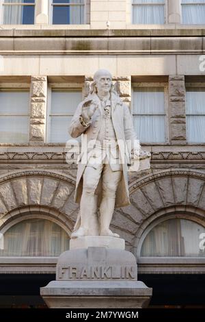 Statua di Benjamin Franklin a Washington, D.C., USA. Statua storica all'esterno dell'Old Post Office Pavilion. Foto Stock