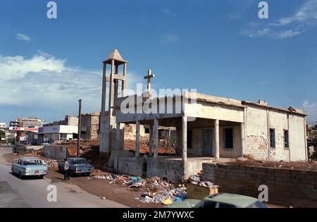 Una vista di un edificio danneggiato da una conchiglia a Beirut. Gli edifici in tutta la città sono stati bersaglio di attacchi terroristici durante gli scontri in corso tra le forze israeliane e l'Organizzazione per la liberazione della Palestina. Base: Beirut Nazione: Libano (LBN) Foto Stock