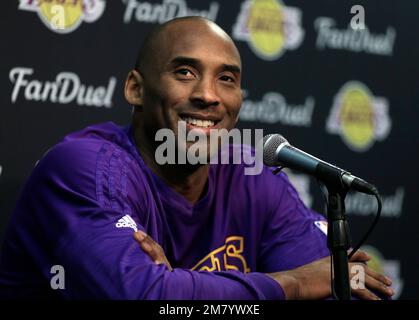 Kobe Bryant di Los Angeles Lakers sorride durante una conferenza stampa nel 2016 Foto Stock