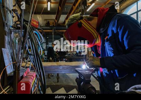 NICOLAS MARTIN, ESPERTO METALWORKER, BEAUMAIS FORGE, GOUVILLE, MESNIL-SUR-ITON, EURE, NORMANDIA, FRANCIA Foto Stock