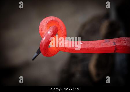 ACCIAIO CHE ESCE DALLA FORGE PER LA MODA, L'ARTE DI LAVORARE IL FERRO, NICOLAS MARTIN, ESPERTO METALWORKER, BEAUMAIS FORGE, GOUVILLE, MESNIL-SUR-ITON, EURE, NORMANDIA, FRANCIA Foto Stock