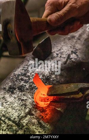 ACCIAIO CHE ESCE DALLA FORGE PER LA MODA, L'ARTE DI LAVORARE IL FERRO, NICOLAS MARTIN, ESPERTO METALWORKER, BEAUMAIS FORGE, GOUVILLE, MESNIL-SUR-ITON, EURE, NORMANDIA, FRANCIA Foto Stock