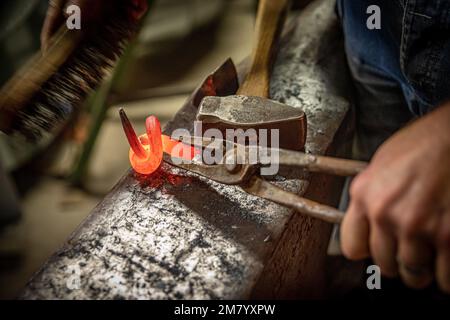 ACCIAIO CHE ESCE DALLA FORGE PER LA MODA, L'ARTE DI LAVORARE IL FERRO, NICOLAS MARTIN, ESPERTO METALWORKER, BEAUMAIS FORGE, GOUVILLE, MESNIL-SUR-ITON, EURE, NORMANDIA, FRANCIA Foto Stock