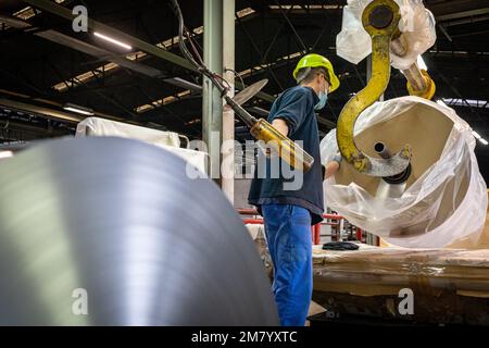 IMBALLAGGIO DELLE BOBINE DI ALLUMINIO PRONTE PER ESSERE INVIATE AL CLIENTE, EUROFOIL, AZIENDA SPECIALIZZATA NELLA METALLURGIA DELL'ALLUMINIO, RUGLES, EURE, NORMANDIA, FRANCIA Foto Stock