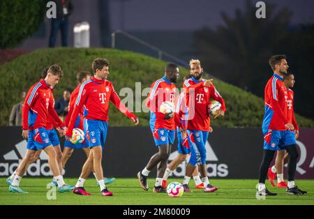 Doha, Qatar. 11th Jan, 2023. La squadra del Bayern Monaco durante una sessione di pratica in prima serata al Parco Sportivo di aspira. Il Bayern München terrà il suo campo di allenamento invernale a Doha (Qatar) fino al 12 gennaio 2023. Credit: Peter Kneffel/dpa/Alamy Live News Foto Stock