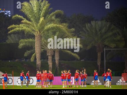 Doha, Qatar. 11th Jan, 2023. Le squadre femminili del Bayern Monaco durante una sessione di pratica in prima serata al Parco Sportivo di aspira. Il Bayern München sta completando il suo campo di allenamento invernale a Doha (Qatar) fino al 12 gennaio 2023. Credit: Peter Kneffel/dpa/Alamy Live News Foto Stock