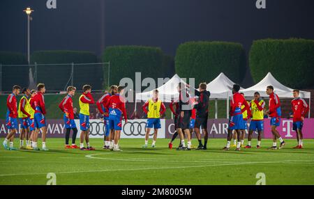 Doha, Qatar. 11th Jan, 2023. La squadra del Bayern Monaco durante una sessione di pratica in prima serata al Parco Sportivo di aspira. Il Bayern München terrà il suo campo di allenamento invernale a Doha (Qatar) fino al 12 gennaio 2023. Credit: Peter Kneffel/dpa/Alamy Live News Foto Stock