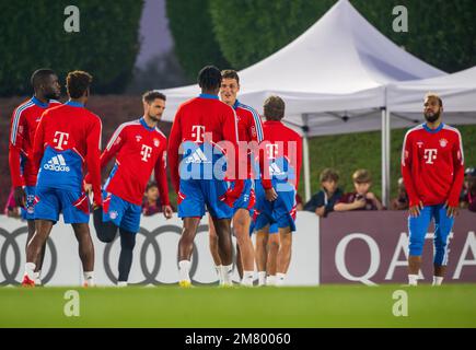 Doha, Qatar. 11th Jan, 2023. La squadra del Bayern Monaco durante una sessione di pratica in prima serata al Parco Sportivo di aspira. Il Bayern München terrà il suo campo di allenamento invernale a Doha (Qatar) fino al 12 gennaio 2023. Credit: Peter Kneffel/dpa/Alamy Live News Foto Stock