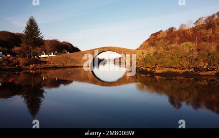 Ponte sull'Atlantico o Ponte di Clachan, Clachan Sound, Isola di Seil, vicino Oban, Argyll, Scozia Foto Stock