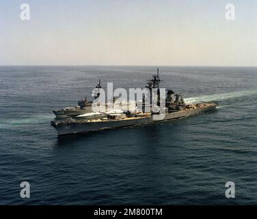 Una vista aerea di prua della nave da guerra USS NEW JERSEY (BB 62) in corso con la fregata USS MEYERKORD (FF 1058) a dritta. Paese: Oceano Pacifico (POC) Foto Stock