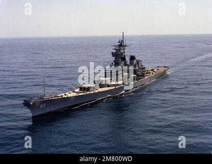 Vista aerea di prua della nave da guerra USS NEW JERSEY (BB 62) in corso. Paese: Oceano Pacifico (POC) Foto Stock