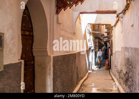 Uomo arabo su asino nelle strette strade della medina a Fes, Marocco, Nord Africa Foto Stock