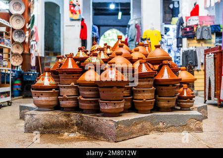 Piatto taginino fatto a mano venduto su strada di Fez, Marocco, Nord Africa Foto Stock