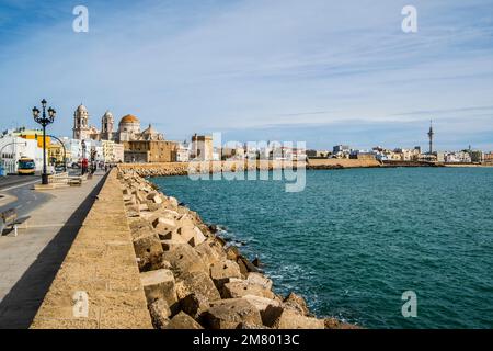 Cadiz con la cattedrale e l'Oceano Atlantico, Andalusia, Spagna, Europa Foto Stock