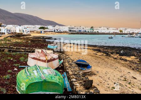 Paesaggio la Graciosa - barche colorate su una riva e architettura bianca di Caleta del Sebo, Isole Canarie, Spagna Foto Stock