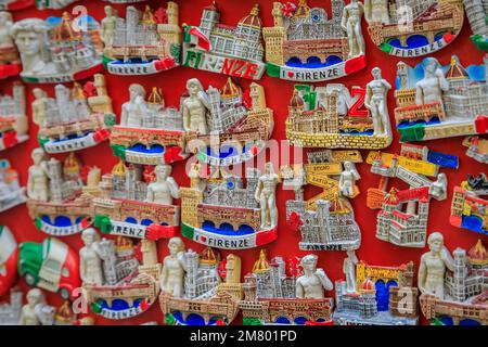 Firenze, Italia - 03 giugno 2022: Magneti colorati come souvenir con i monumenti storici, il Duomo e il David in mostra presso un negozio di articoli da regalo del mercato di strada Foto Stock