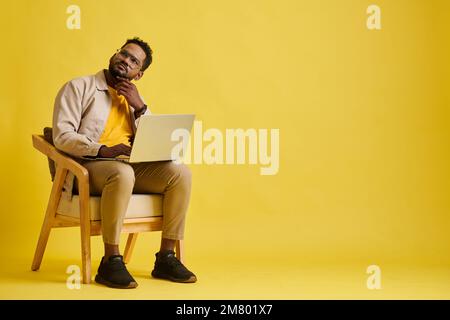 Studio ritratto di imprenditore meditando sulle idee per il nuovo progetto Foto Stock