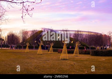 Galitsky City Park con elementi decorativi luminosi in una serata autunnale al tramonto. Krasnodar, Russia-01,01,2023 Foto Stock