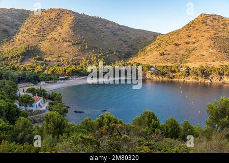 CALA MONTJOI BEACH, RISTORANTE EL BULLI IN PRIMO PIANO, ROSAS, COSTA BRAVA, CATALOGNA, SPAGNA Foto Stock