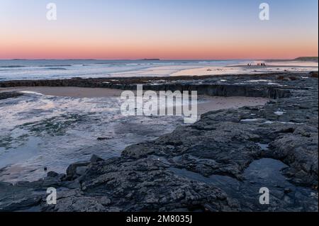 Tramonto sulla spiaggia di Bamburgh, Northumberland, Regno Unito Foto Stock
