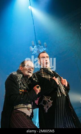 l-r: James Vaughan (Wemmick), Jack Ellis (Jaggers) in GRANDI ASPETTATIVE da Charles Dickens al Teatro Vaudeville, Londra WC2 06/02/2013 adattato da Jo Clifford ideato e diretto da Graham McLaren scenografia: Robin Peoples Costumi: Annie Gosney & Graham McLaren illuminazione: Kai Fischer Foto Stock