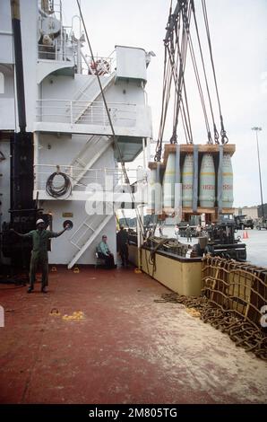 I membri della 155th Transportation Company utilizzano un verricello per scaricare pallet di gusci da 155 mm dal CANTIERE navale militare Sealift Command (T-AK 2031) noleggiato durante le operazioni DI SALVATAGGIO. Base: Southport Stato: North Carolina (NC) Paese: Stati Uniti d'America (USA) Foto Stock