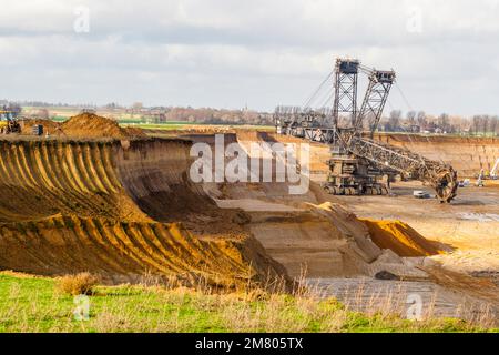 Vista da Lützerath nella fossa della miniera a cielo aperto Garzweiler II lignite, dove Borschemich, il vicino villaggio di Lützerath, si trovava solo pochi anni fa. Escavatore gommati con benna a Lützerath, Germania. La società energetica RWE mina lignite lì, che gli attivisti colpevolizzano per il riscaldamento globale e l'inquinamento da CO2 Foto Stock